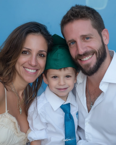 Foto de una pareja con su hijo en su graduación