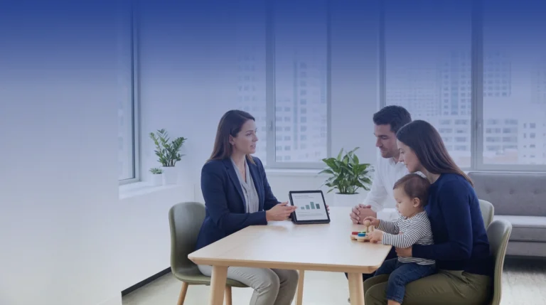 asesor de seguros con una familia ofreciendo alternativas de seguros de vida