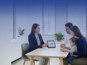 asesor de seguros con una familia ofreciendo alternativas de seguros de vida