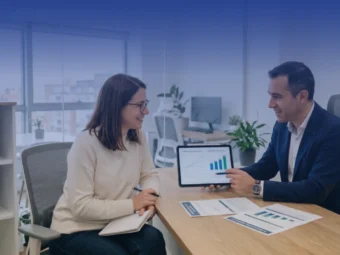 agente profesional de seguros APRO presentando un plan personal de retiro a un cliente